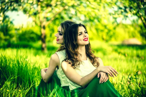 Vrouwen in de tuin dragen van jurken — Stockfoto