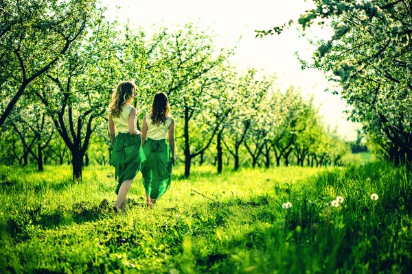 Frauen im Garten unter den blühenden Bäumen — Stockfoto