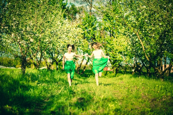 Γυναίκες που περπατούν στο garden δέντρα μήλο — Φωτογραφία Αρχείου