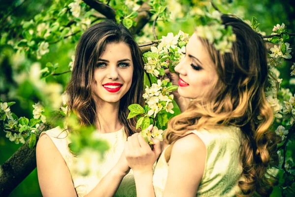 Deux jolies femmes heureuses — Photo