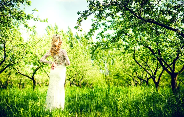 Belle mariée en plein air — Photo