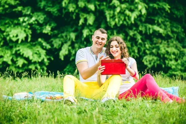 Gelukkige paar buiten ontspannen in het groene park — Stockfoto