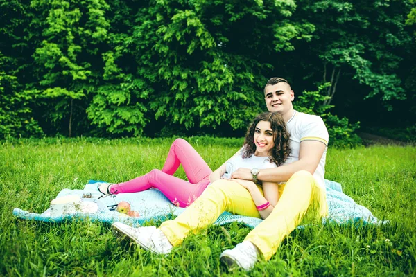 Gelukkige paar buiten ontspannen in het groene park — Stockfoto