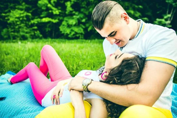 Couple heureux relaxant en plein air dans le parc verdoyant — Photo