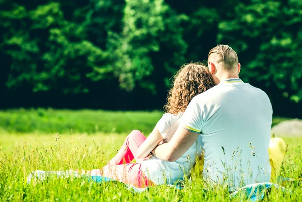 Pareja feliz relajándose —  Fotos de Stock