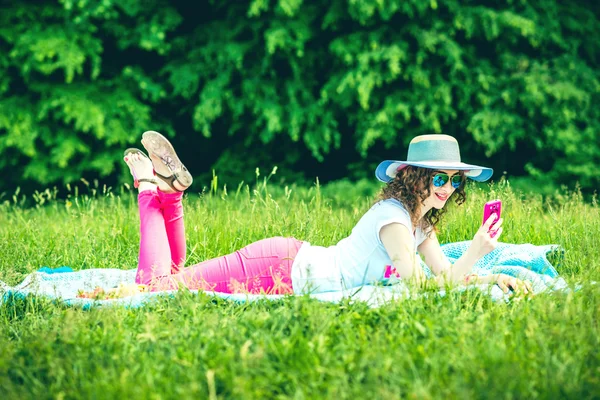 Bella ragazza all'aperto mentire — Foto Stock