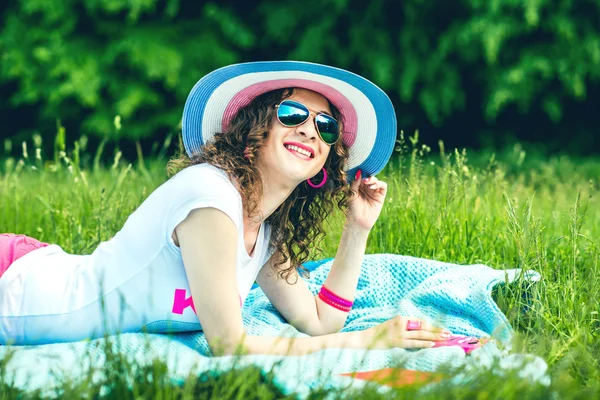 Pretty girl outdoor lying on the grass — Stockfoto