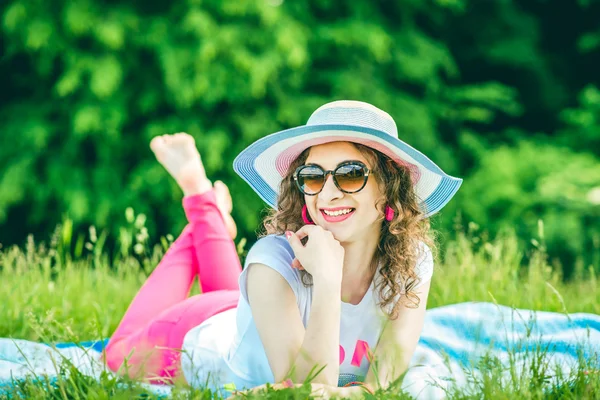 Pretty girl outdoor lying on the grass — Φωτογραφία Αρχείου