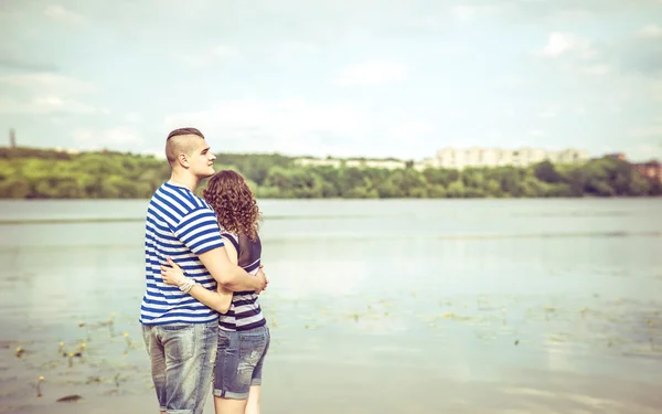 Jolie couple extérieur — Photo