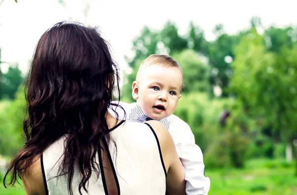 Mamma med sin lilla son — Stockfoto