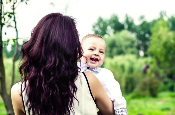 Mamma med sin lilla son — Stockfoto