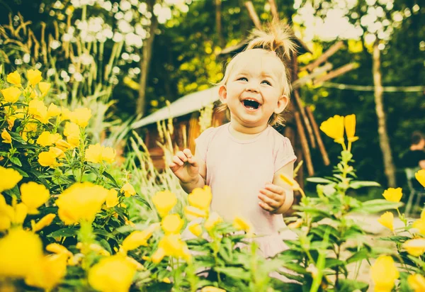 Liten, pen jente utendørs i parken – stockfoto