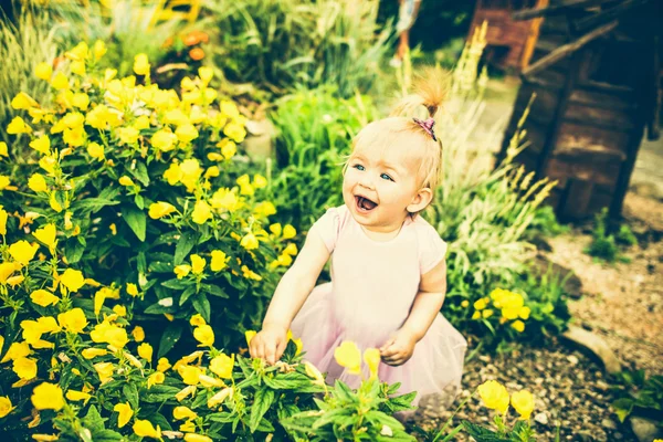 Pequena menina bonita ao ar livre no parque — Fotografia de Stock