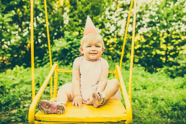 Petite jolie fille sur swing — Photo