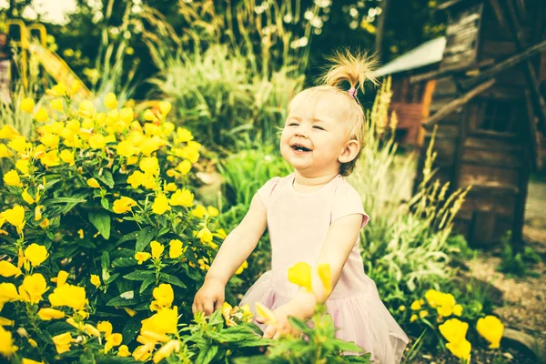 Liten, pen jente utendørs i parken – stockfoto