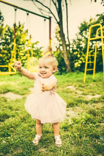 Pequeña chica bonita al aire libre en el parque — Foto de Stock