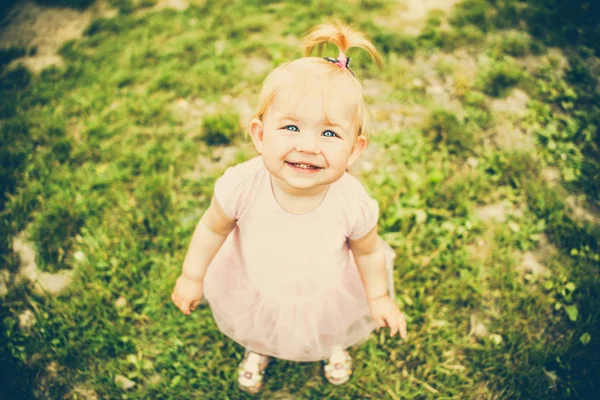 Pequena menina bonita ao ar livre no parque — Fotografia de Stock