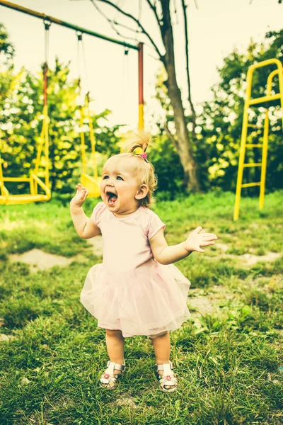 Liten, pen jente utendørs i parken – stockfoto