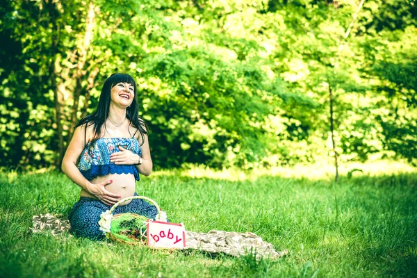 Zwangere vrouw ontspannen — Stockfoto