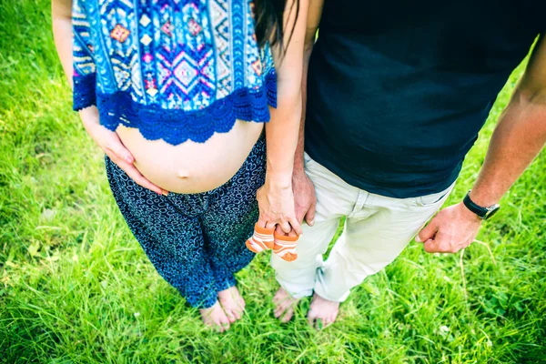 Беременная женщина со своим мужем — стоковое фото