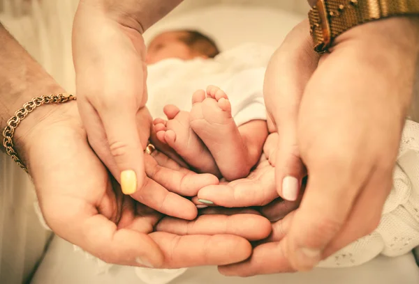 赤ちゃんの足を保持している親 — ストック写真