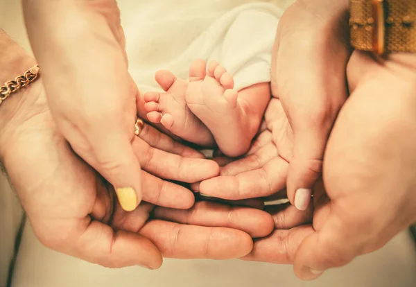 Holding a baba lábát a szülők — Stock Fotó