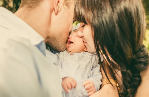 Anne ve babası ve onun yeni doğan bebek — Stok fotoğraf