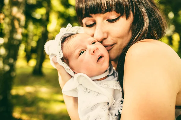 Moeder en haar pasgeboren baby — Stockfoto