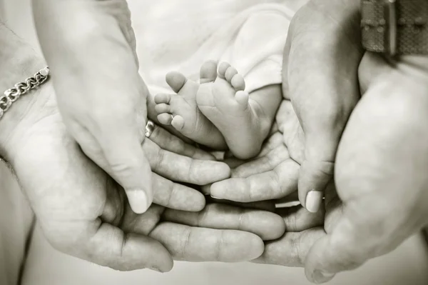아기 발을 잡고 부모 — 스톡 사진