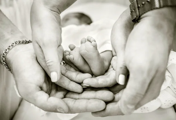 Parents tenant des pieds de bébé — Photo