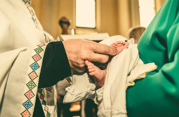 La ceremonia de bautizo en la iglesia — Foto de Stock