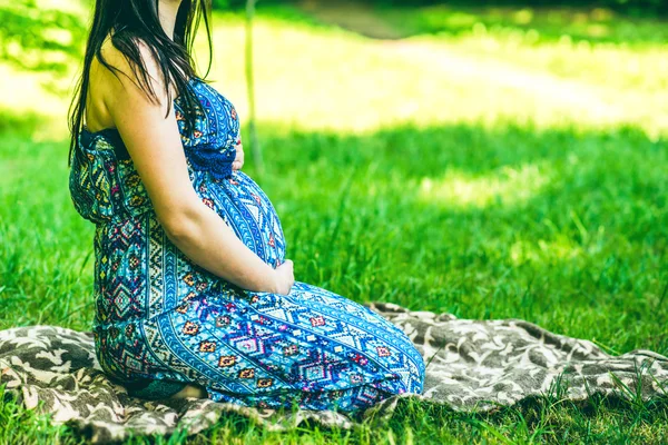 Zwangere vrouw in het park — Stockfoto