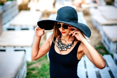 zapatillas rosa en la playa