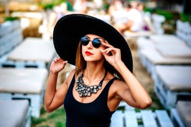 zapatillas rosa en la playa