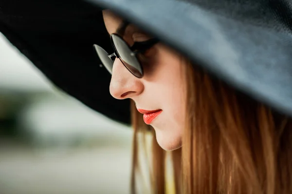 Chica en sombrero negro —  Fotos de Stock