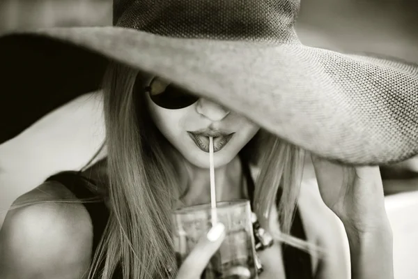 Girl dricka coctail — Stockfoto