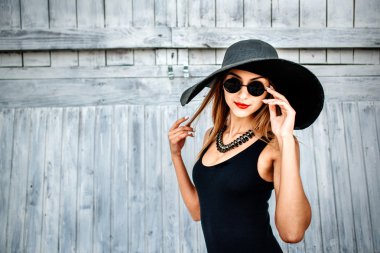 Duvara yakın duran genç ve güzel kadın