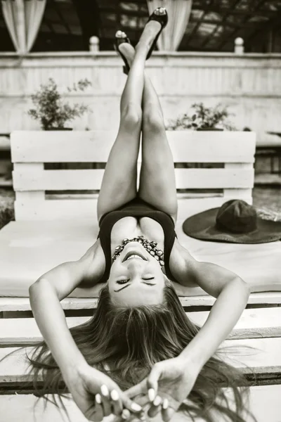 Bella giovane donna rilassante all'aperto — Foto Stock