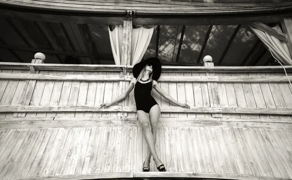 Jolie jeune femme debout près du mur — Photo