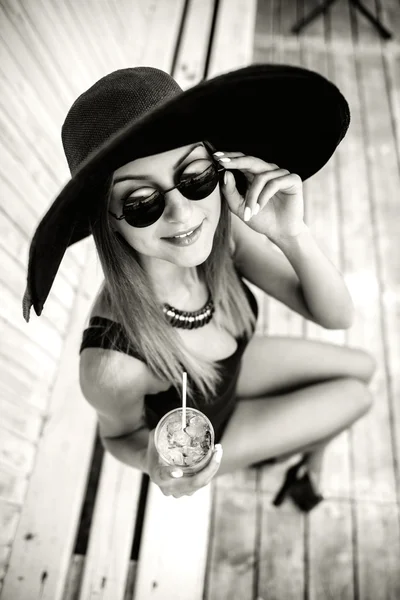 Hezká mladá žena nápoj — Stock fotografie
