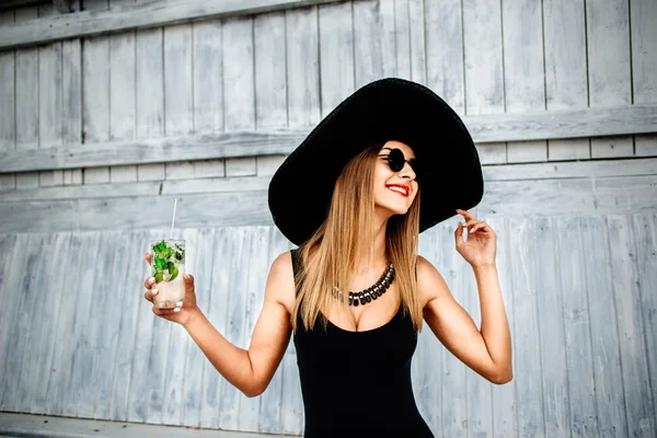 Mooie jonge vrouw drinken — Stockfoto