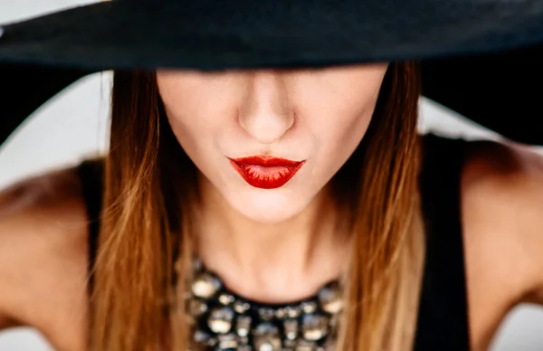 Portret van jonge mooie vrouw in zwarte hoed — Stockfoto