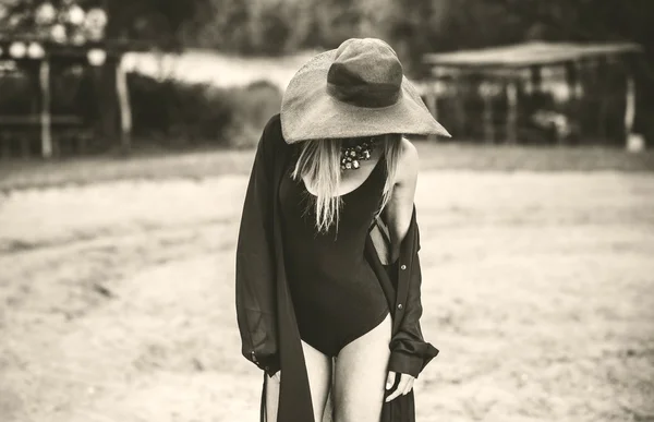 Giovane bella donna a piedi sulla spiaggia — Foto Stock