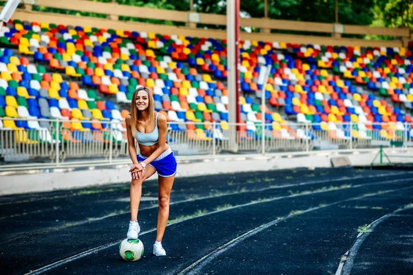 Donna in pantaloncini blu allenamento sullo stadio — Foto Stock