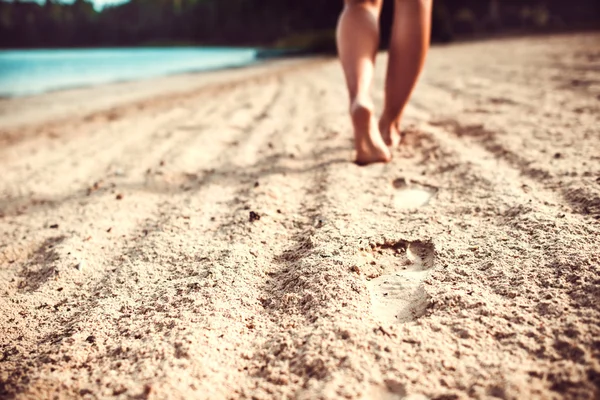 Flicka promenader på stranden — Stockfoto