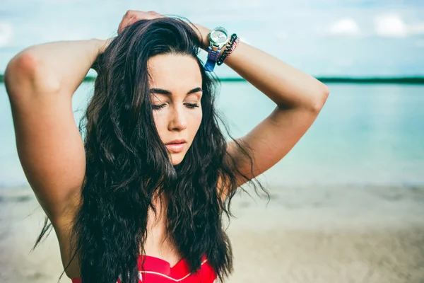 Dlouhé vlasy dívka relaxaci na pláži — Stock fotografie
