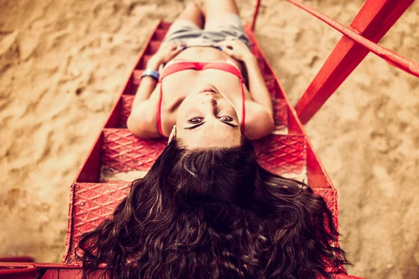 Menina de cabelo longo relaxante na praia — Fotografia de Stock