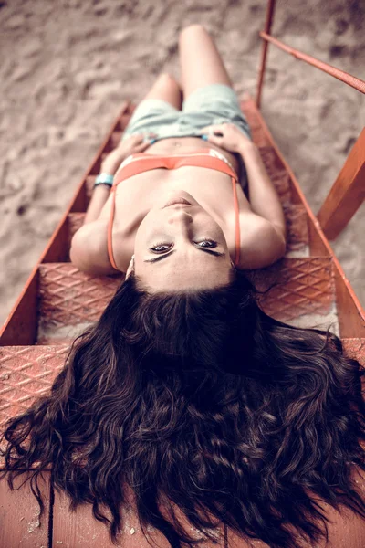 Fata cu păr lung relaxare pe plajă — Fotografie, imagine de stoc