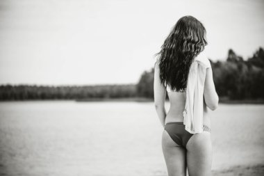 Uzun saçlı kız rahatlatıcı sahilde