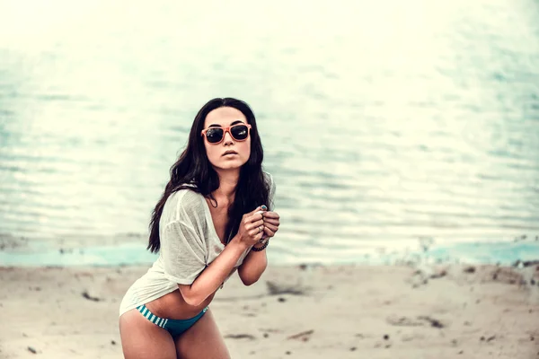 Menina de cabelo longo relaxante na praia — Fotografia de Stock